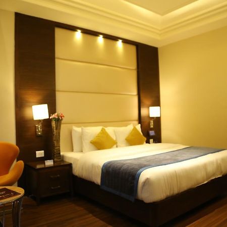 Готель Oyo Premium Panchkula Sector 5 Екстер'єр фото