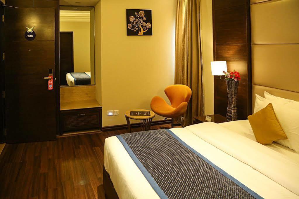 Готель Oyo Premium Panchkula Sector 5 Екстер'єр фото