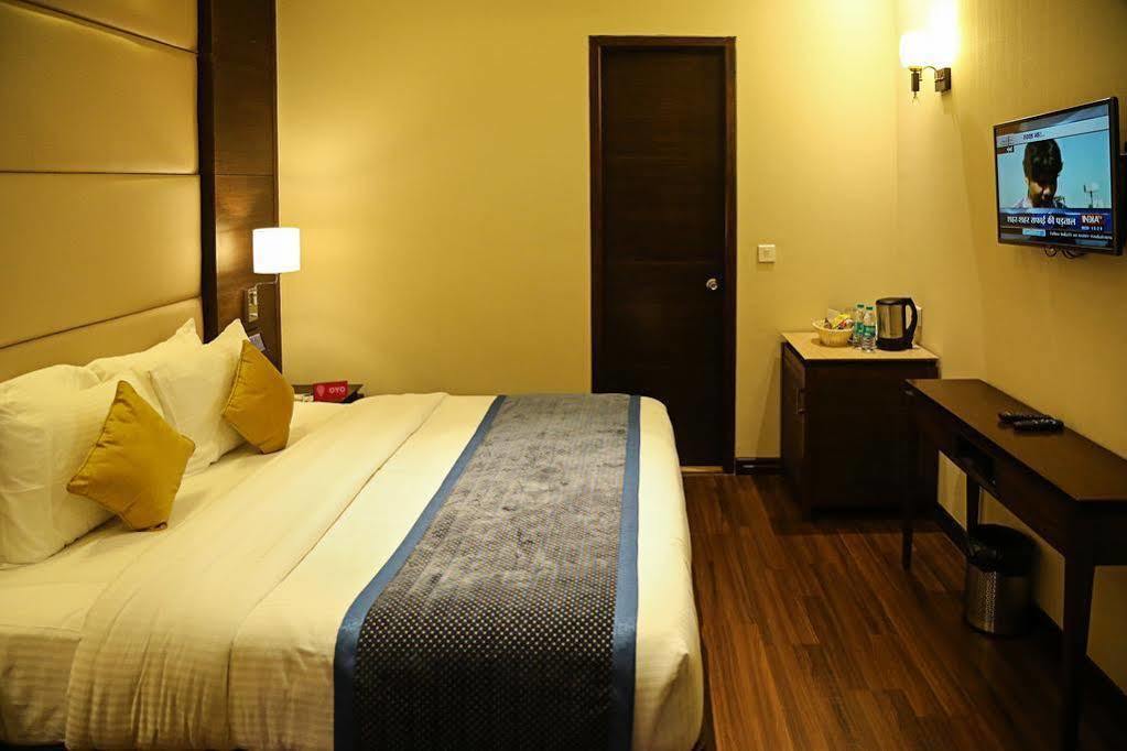 Готель Oyo Premium Panchkula Sector 5 Екстер'єр фото